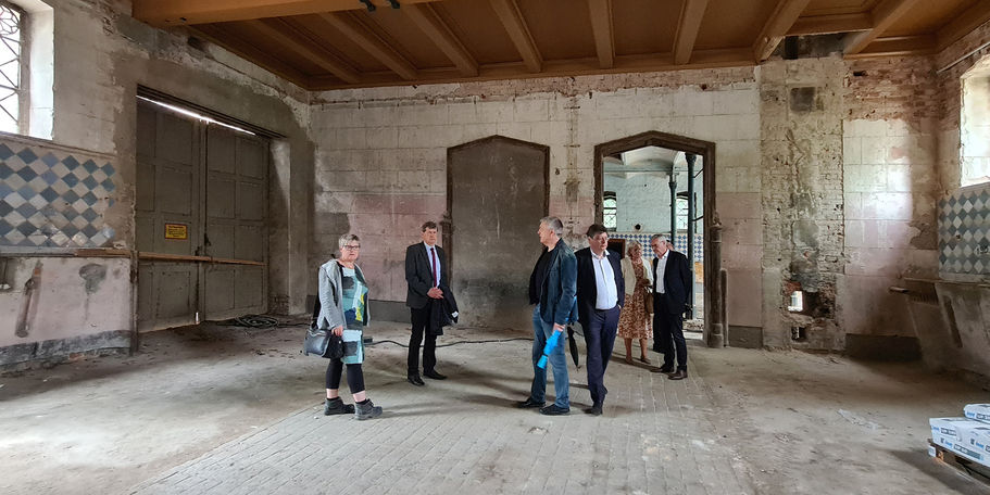 v. l. n. r. Projektleiterin Petra Menzdorf vom SBL Neubrandenburg; Eckhard Hintz, stellvertretender Leiter des SBL Neubrandenburg; Landtagsabgeordneter Andreas Butzki; Finanzminister Reinhard Meyer; Petra Robak vom Finanzministerium; Stefan Wenzl, Leiter  © 2021 SBL Neubrandenburg