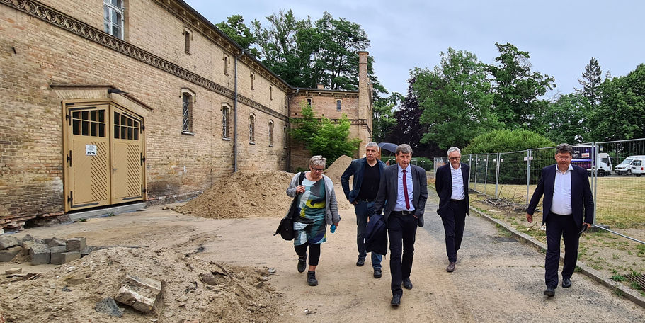 beim Rundgang um den Marstall v. l. n. r. Projektleiterin Petra Menzdorf vom SBL Neubrandenburg; Landtagsabgeordneter Andreas Butzki; Eckhard Hintz, stellvertretender Leiter des SBL Neubrandenburg; Stefan Wenzl, Leiter Abteilung 4 Staatshochbau beim Finan © 2021 SBL Neubrandenburg