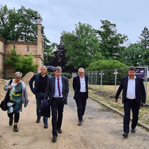 beim Rundgang um den Marstall v. l. n. r. Projektleiterin Petra Menzdorf vom SBL Neubrandenburg; Landtagsabgeordneter Andreas Butzki; Eckhard Hintz, stellvertretender Leiter des SBL Neubrandenburg; Stefan Wenzl, Leiter Abteilung 4 Staatshochbau beim Finan © 2021 SBL Neubrandenburg