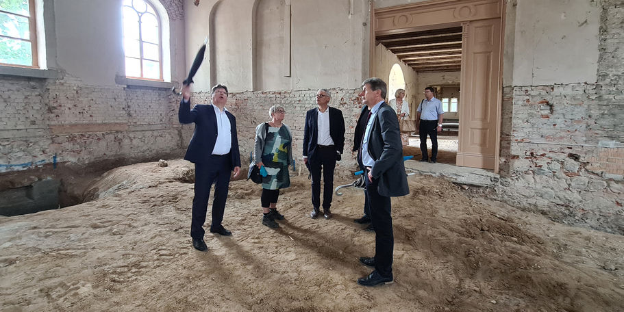 Besichtigung der ehemaligen Reithalle © 2021 SBL Neubrandenburg