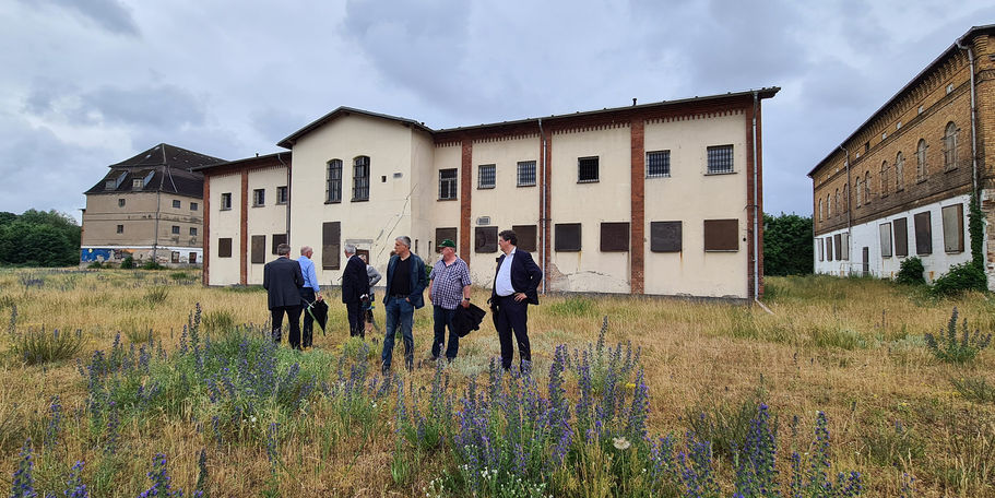 Begehung der Liegenschaft - im Vordergrund v. l. n. r Landtagsabgeordneter Andreas Butzki; Neustrelitzer Stadtvertreter Torsten Zell und Finanzminister Reinhard Meyer im Gespräch © 2021 SBL Neubrandenburg