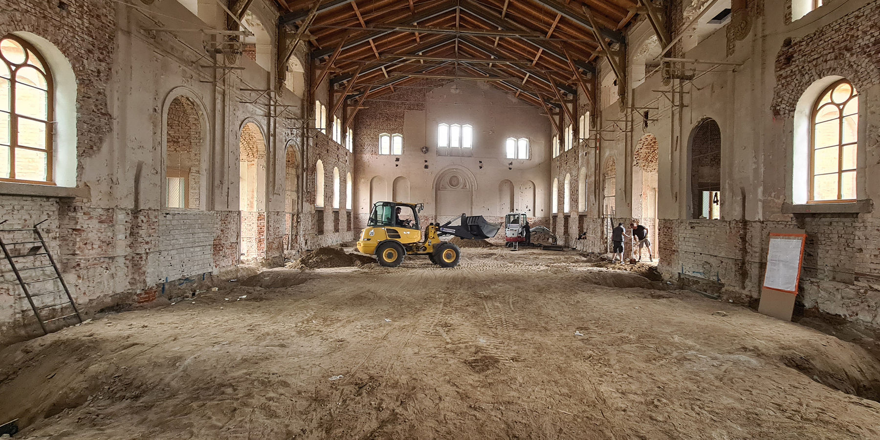 Blick in die ehemalige Reithalle - die Bauarbeiten sind in vollem Gange © 2021 SBL Neubrandenburg