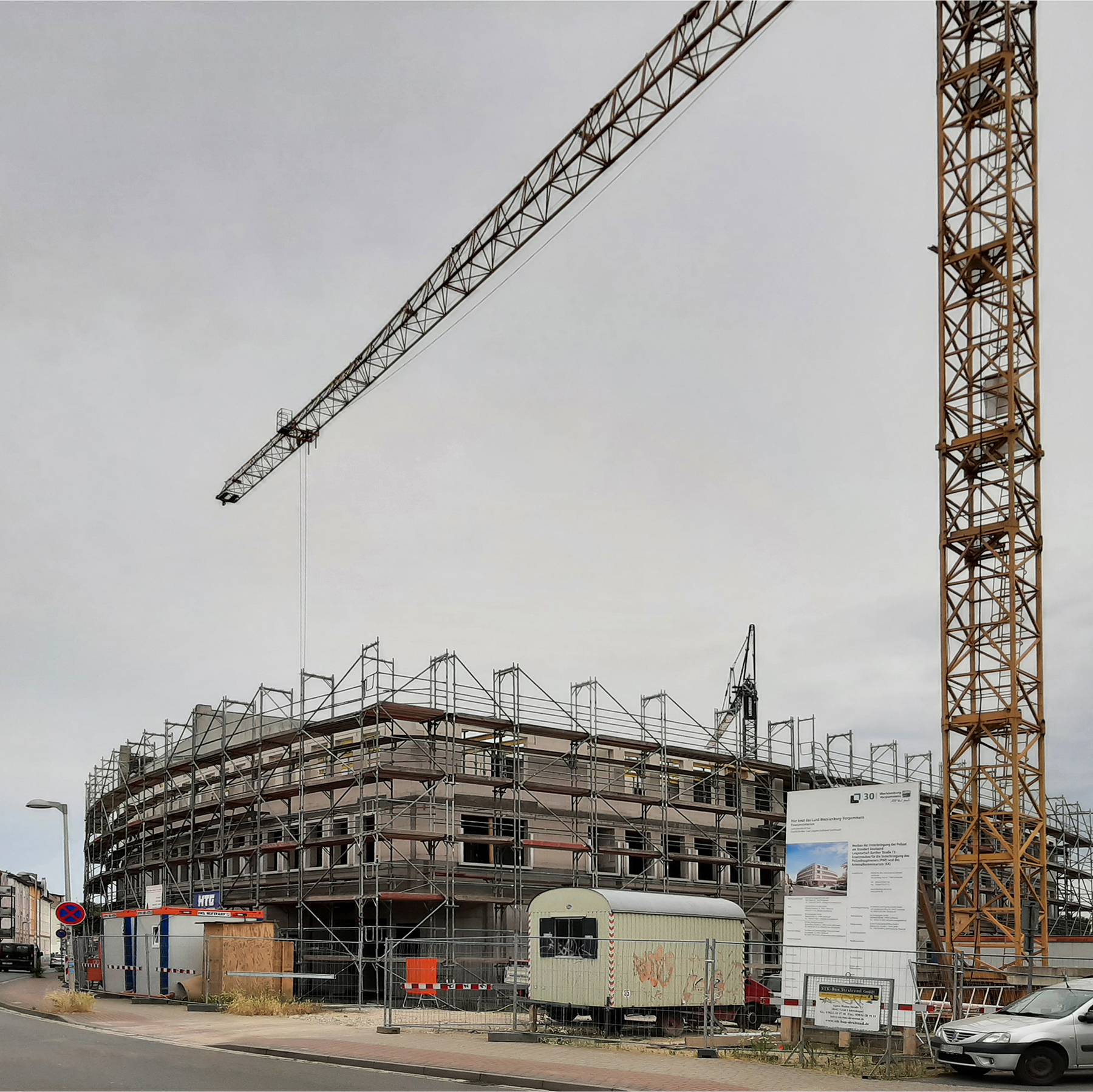 Bautenstand Ende Juni 2021 - der Rohbau bis zum 2. Obergeschoss steht, die Decke wird fertiggestellt © 2021 SBL Greifswald