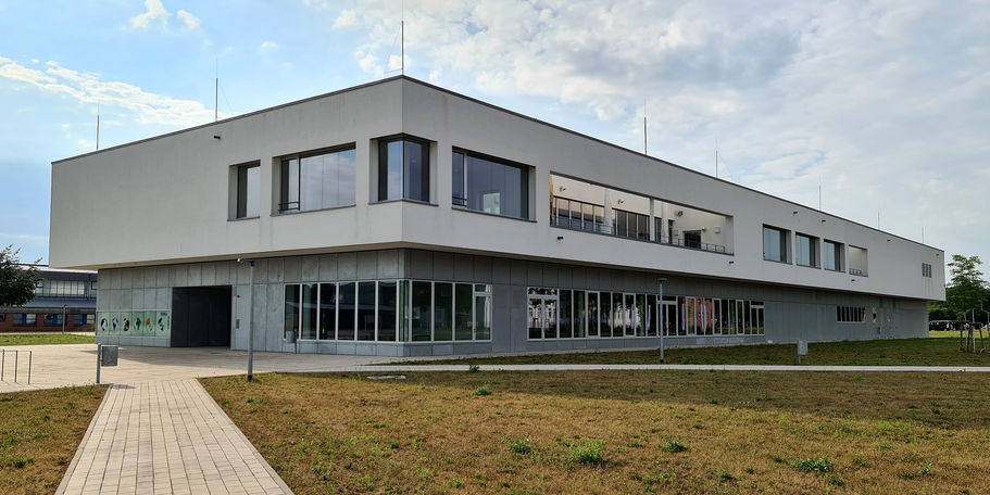 Nord-West-Ansicht mit Blick auf den Haupteingang © 2021 SBL Neubrandenburg