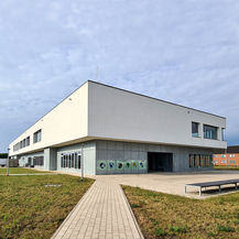 Nord-Ost-Ansicht mit dem im Rahmen der Kunst am Bau vom Künstler Olaf Thaler geschaffenen Hausschild und dem Gebäudewegweiser © 2021 SBL Neubrandenburg