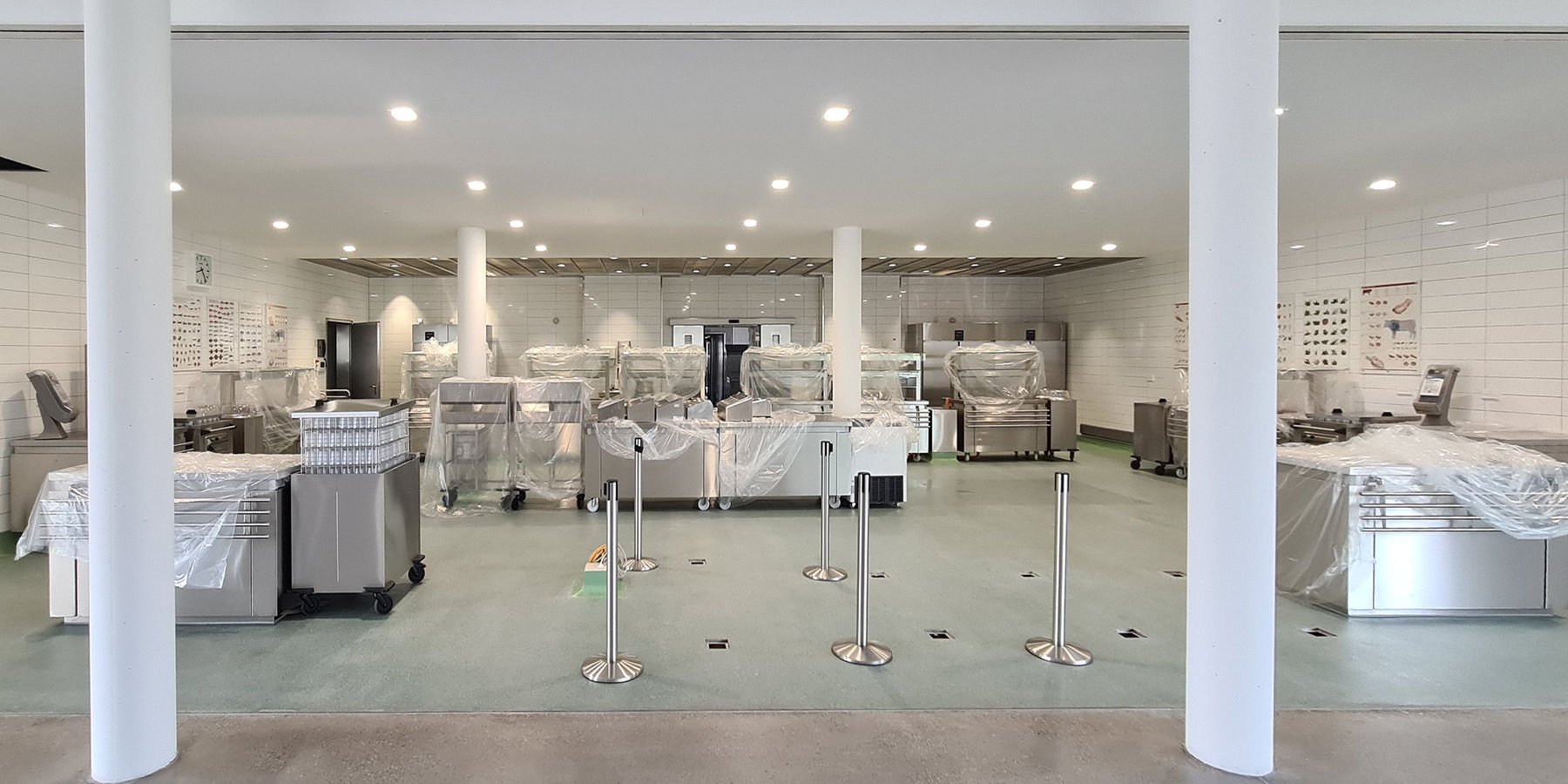 die Speisen- und Getränkeausgabe im Erdgeschoss – hier noch mit  Schutzhaube  © 2021 SBL Neubrandenburg