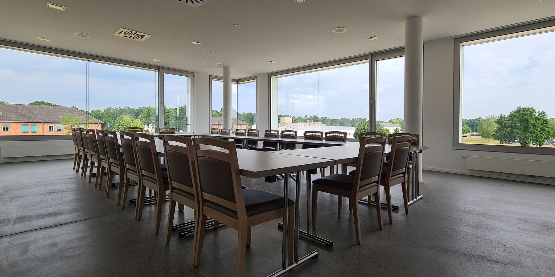 Blick in den Clubraum der Unteroffiziere mit einer tollen Aussicht auf die Liegenschaft © 2021 SBL Neubrandenburg