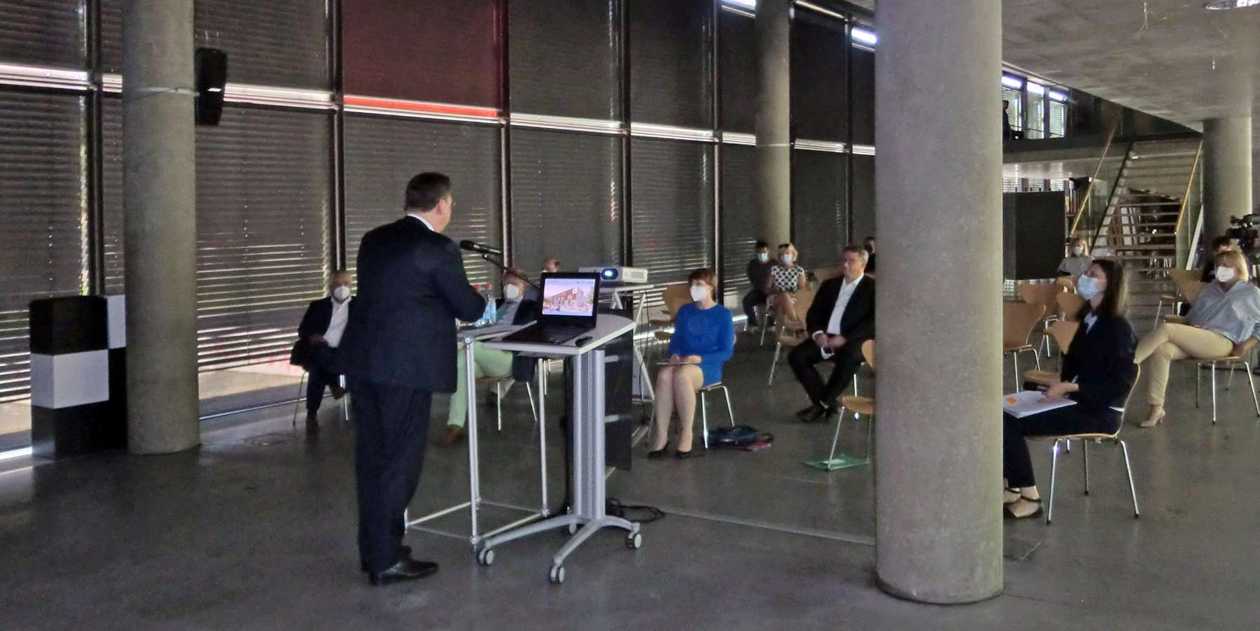 Aus dem Landeshaushalt werden 22 Millionen Euro in das Neubauprojekt investiert. Finanzminister Reinhard Meyer betont, wie wichtig die Ausbildung der Fachkräfte auch an diesem Standort in M-V ist. © 2021 SBL Rostock