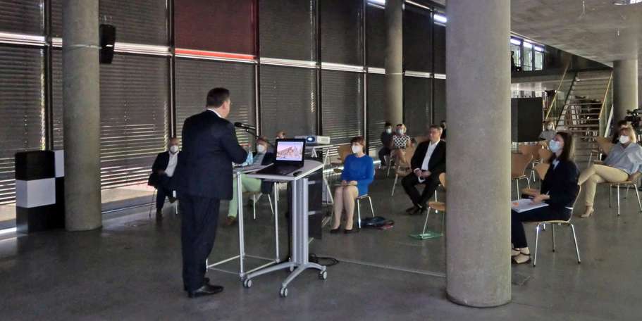 Aus dem Landeshaushalt werden 22 Millionen Euro in das Neubauprojekt investiert. Finanzminister Reinhard Meyer betont, wie wichtig die Ausbildung der Fachkräfte auch an diesem Standort in M-V ist. © 2021 SBL Rostock