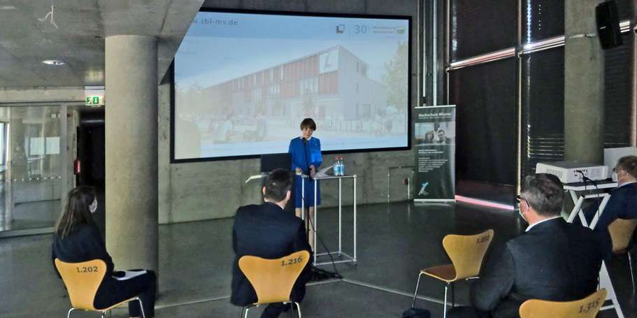 Lange Wege verkürzen sich, noch intensivere, kooperierende Forschung wird möglich  so Wissenschaftsstaatssekretärin Susanne Bowen auf dem Termin am 12. Juli 2021 in der Hochschule Wismar. © 2021 SBL Rostock