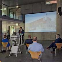 Aus dem Landeshaushalt werden 22 Millionen Euro in das Neubauprojekt investiert. Finanzminister Reinhard Meyer betont, wie wichtig die Ausbildung der Fachkräfte auch an diesem Standort in M-V ist. © 2021 SBL Rostock