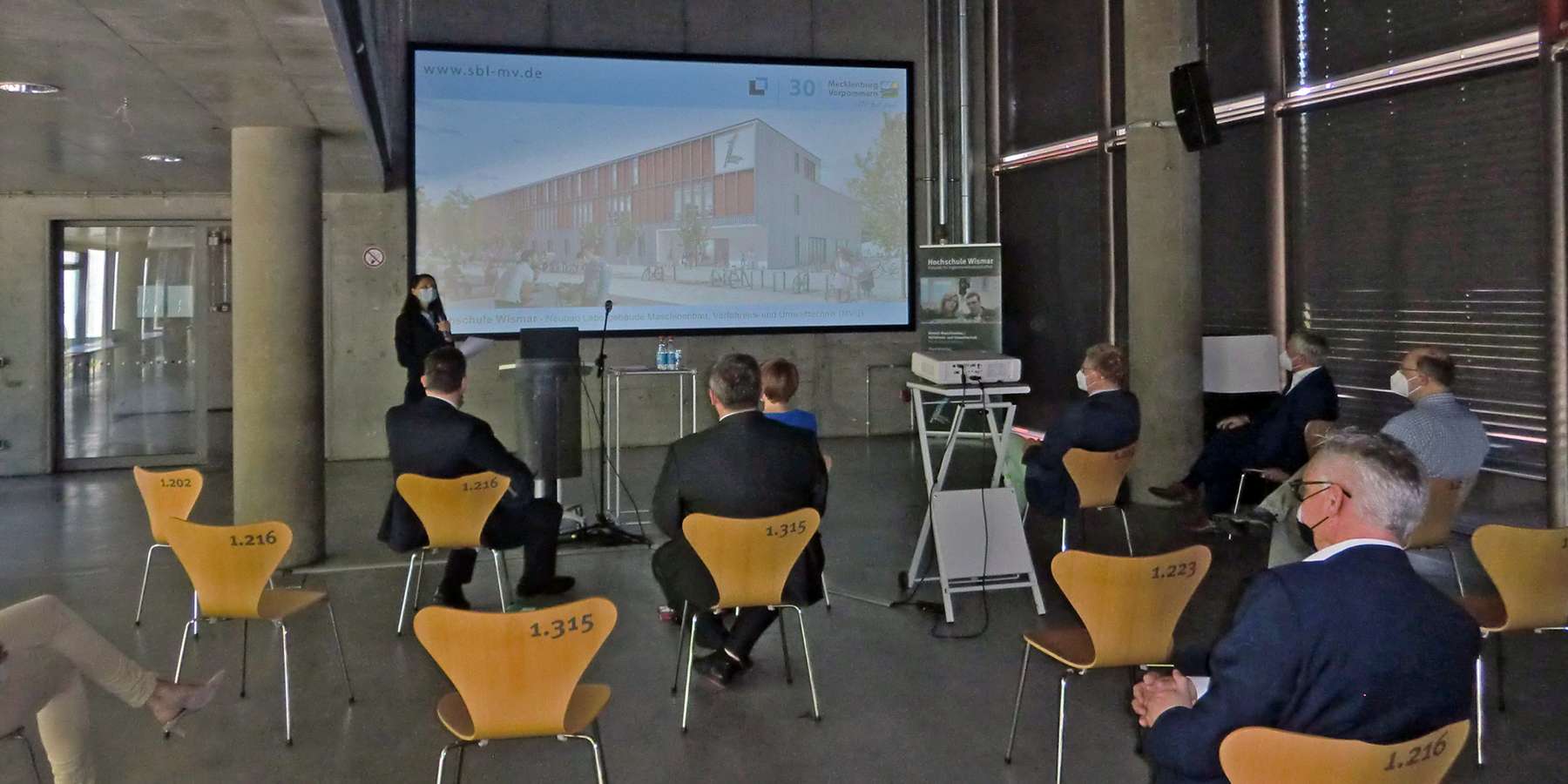 Carmen-Alina Botezatu stellt als Leiterin des für das Bauprojekt verantwortlichen Staatlichen Bau- und Liegenschaftsamtes Rostock die Planungen vor. Schon im Herbst 2022 sollen die ersten Bagger rollen. © 2021 SBL Rostock