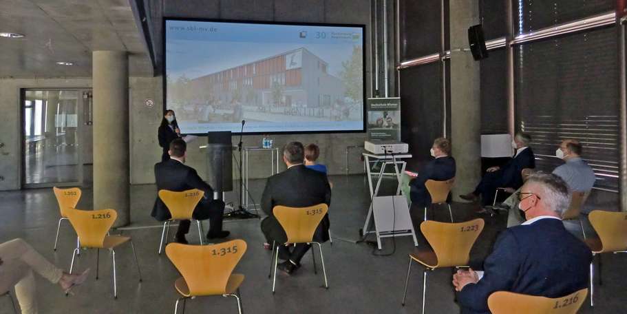 Carmen-Alina Botezatu stellt als Leiterin des für das Bauprojekt verantwortlichen Staatlichen Bau- und Liegenschaftsamtes Rostock die Planungen vor. Schon im Herbst 2022 sollen die ersten Bagger rollen. © 2021 SBL Rostock