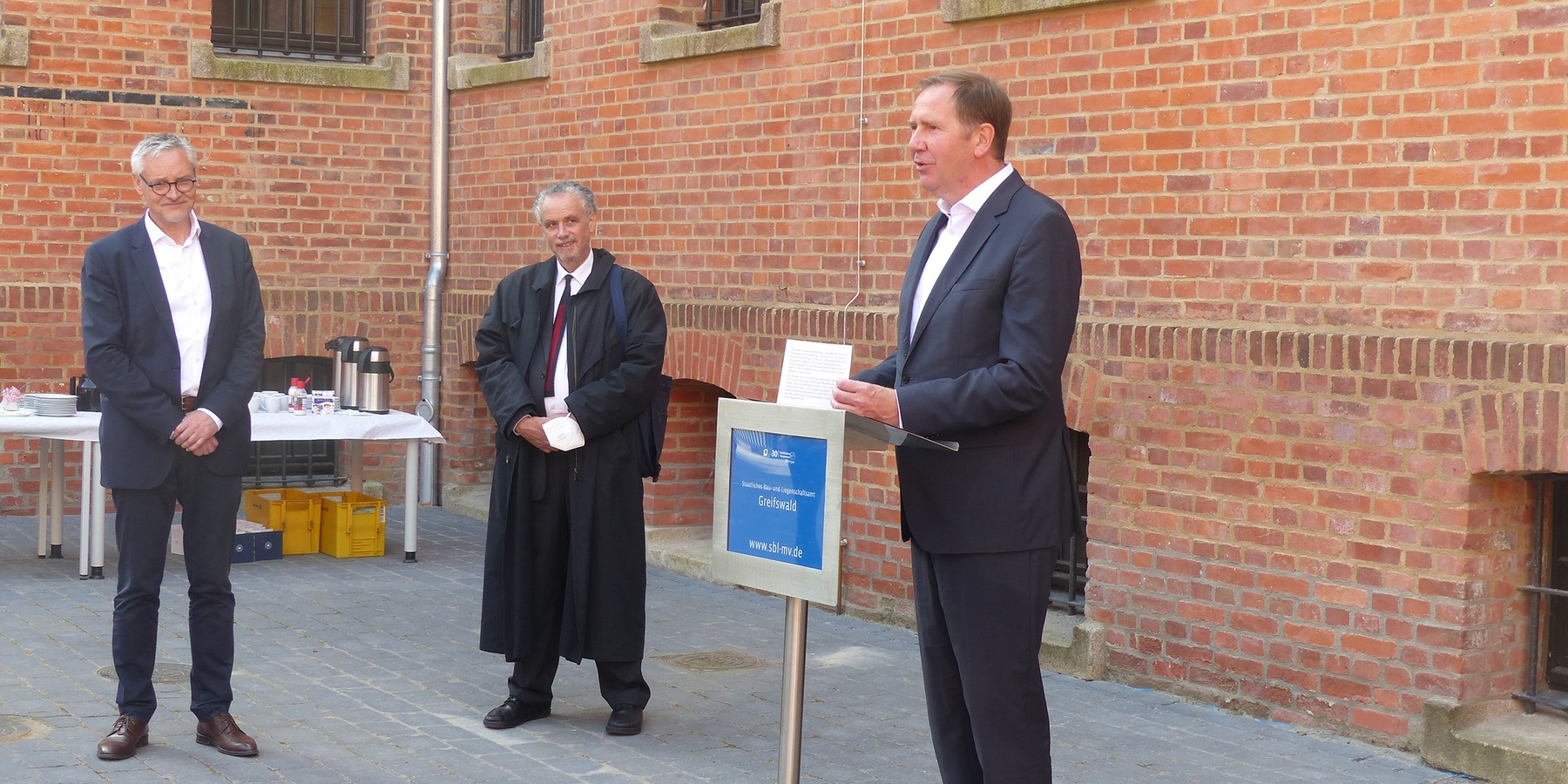 Heiko Miraß, Staatssekretär im Finanzministerium M-V, bei seinem Grußwort (daneben v.l.: Stefan Wenzl - Abteilungsleiter im Finanzministerium M-V, Martin Redeker - stellv. Vorsitzender Hauptrichterrat) © 2021 SBL Greifswald
