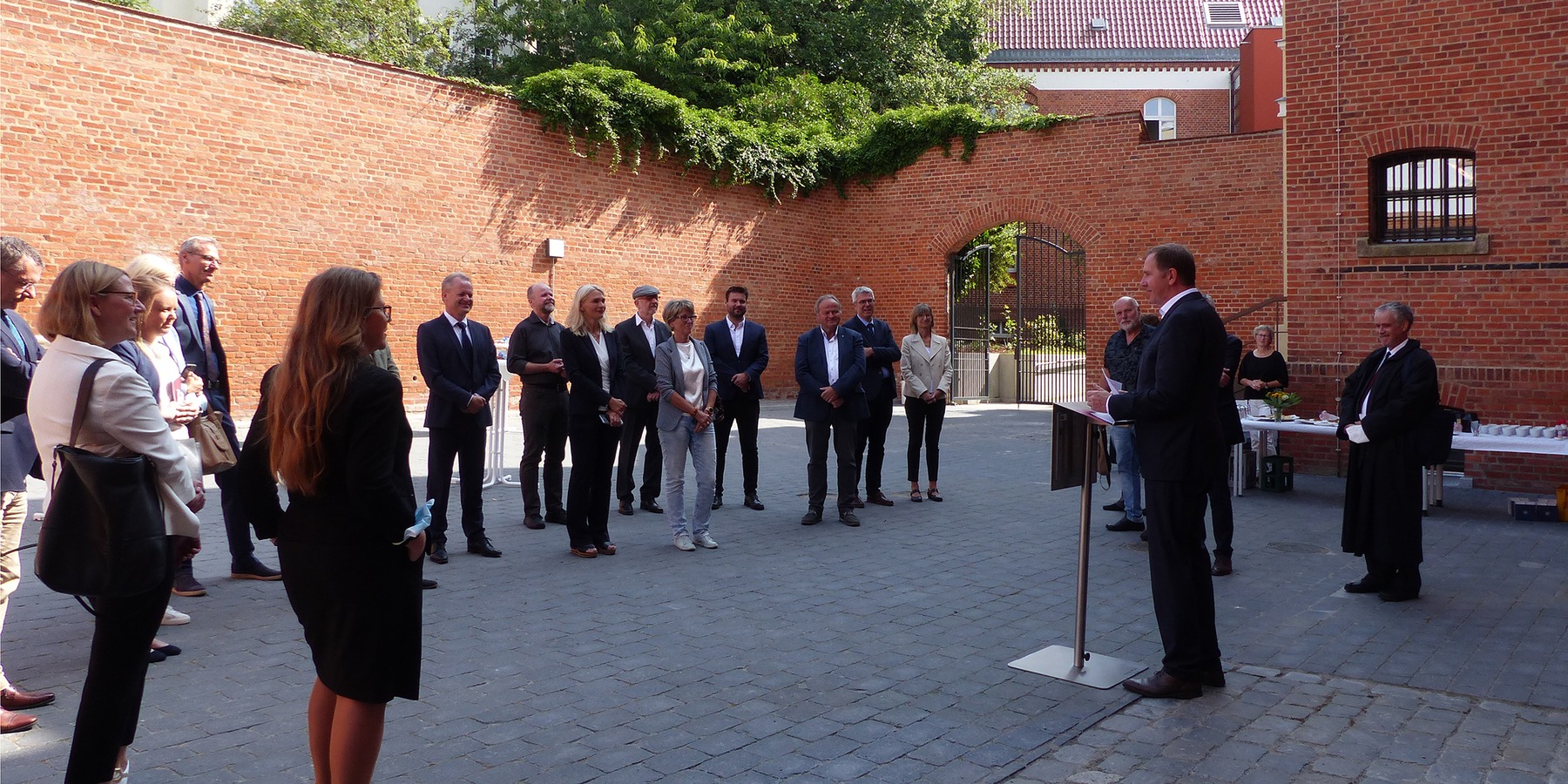 Die Feierliche Übergabe fand im neu hergerichteten Innenhof des ehemaligen Hafthauses statt © 2021 SBL Greifswald