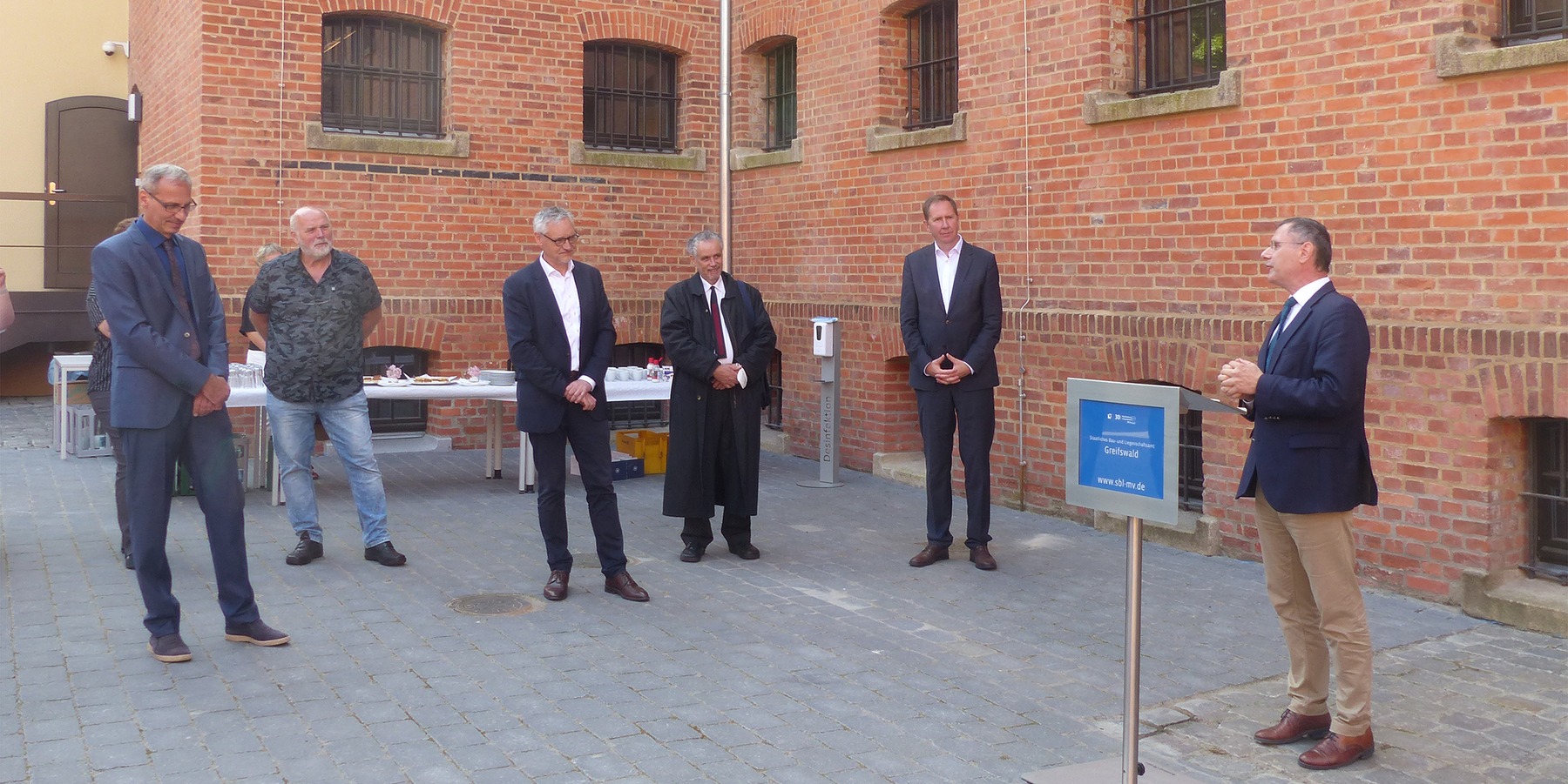 Dankesworte des Amtsgerichtsdirektors Dr. Sascha Ott (daneben v.l.: Stephan Aufdermauer - Leiter SBL Greifswald, Bernd Raubold - Vertreter des Hauptpersonalrates, Stefan Wenzl - Abteilungsleiter im Finanzministerium M-V, Martin Redeker - stellv. Vorsitzen © 2021 SBL Greifswald