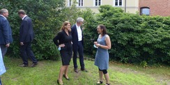 Besichtigung des begrünten oberen Innenhofbereiches - Justizministerin Katy Hoffmeister im Gespräch mit Frau Stüber, Mitarbeiterin in der Zweigstelle Bergen © 2021 SBL Greifswald