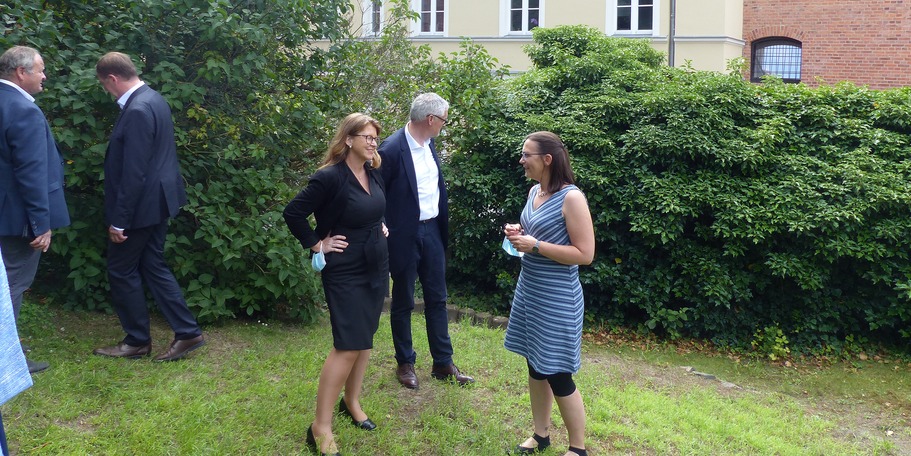 Besichtigung des begrünten oberen Innenhofbereiches - Justizministerin Katy Hoffmeister im Gespräch mit Frau Stüber, Mitarbeiterin in der Zweigstelle Bergen © 2021 SBL Greifswald