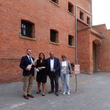 Freudige Gesichter nach der symbolischen Schlüsselübergabe: v.l.n.r.: Amtsgerichtsdirektor Dr. Sascha Ott, Justizministerin Katy Hoffmeister, Mitglied des Landtages M-V und Vertreter des Kreistages Vorpommern Rügen Holger Kliewe, 1. Stellvertreterin des L © 2021 SBL Greifswald