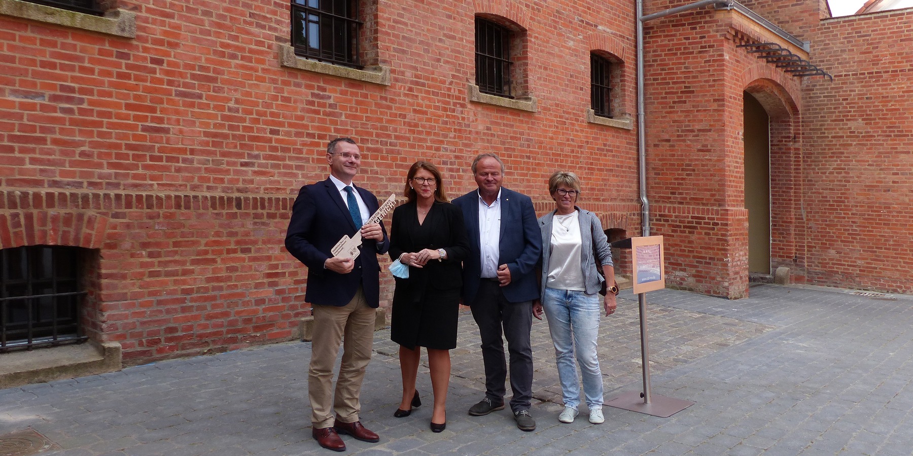 Freudige Gesichter nach der symbolischen Schlüsselübergabe: v.l.n.r.: Amtsgerichtsdirektor Dr. Sascha Ott, Justizministerin Katy Hoffmeister, Mitglied des Landtages M-V und Vertreter des Kreistages Vorpommern Rügen Holger Kliewe, 1. Stellvertreterin des L © 2021 SBL Greifswald