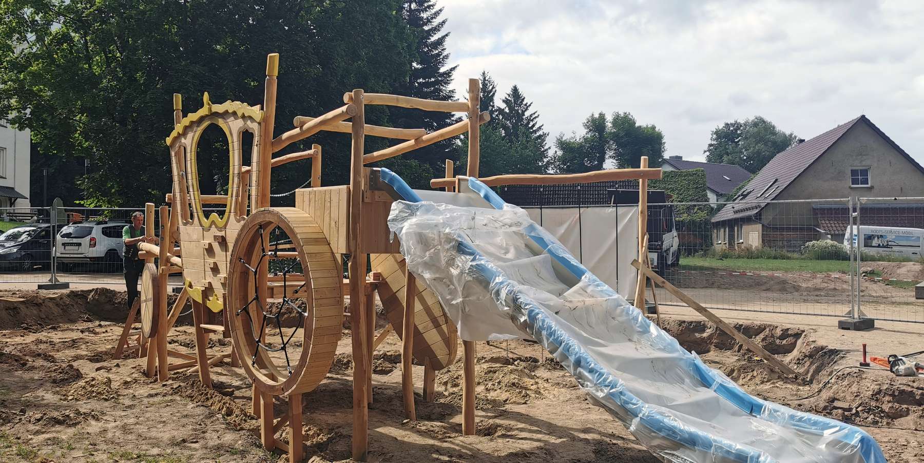 Noch ist die Rutsche verhüllt. © 2021 SBL Schwerin