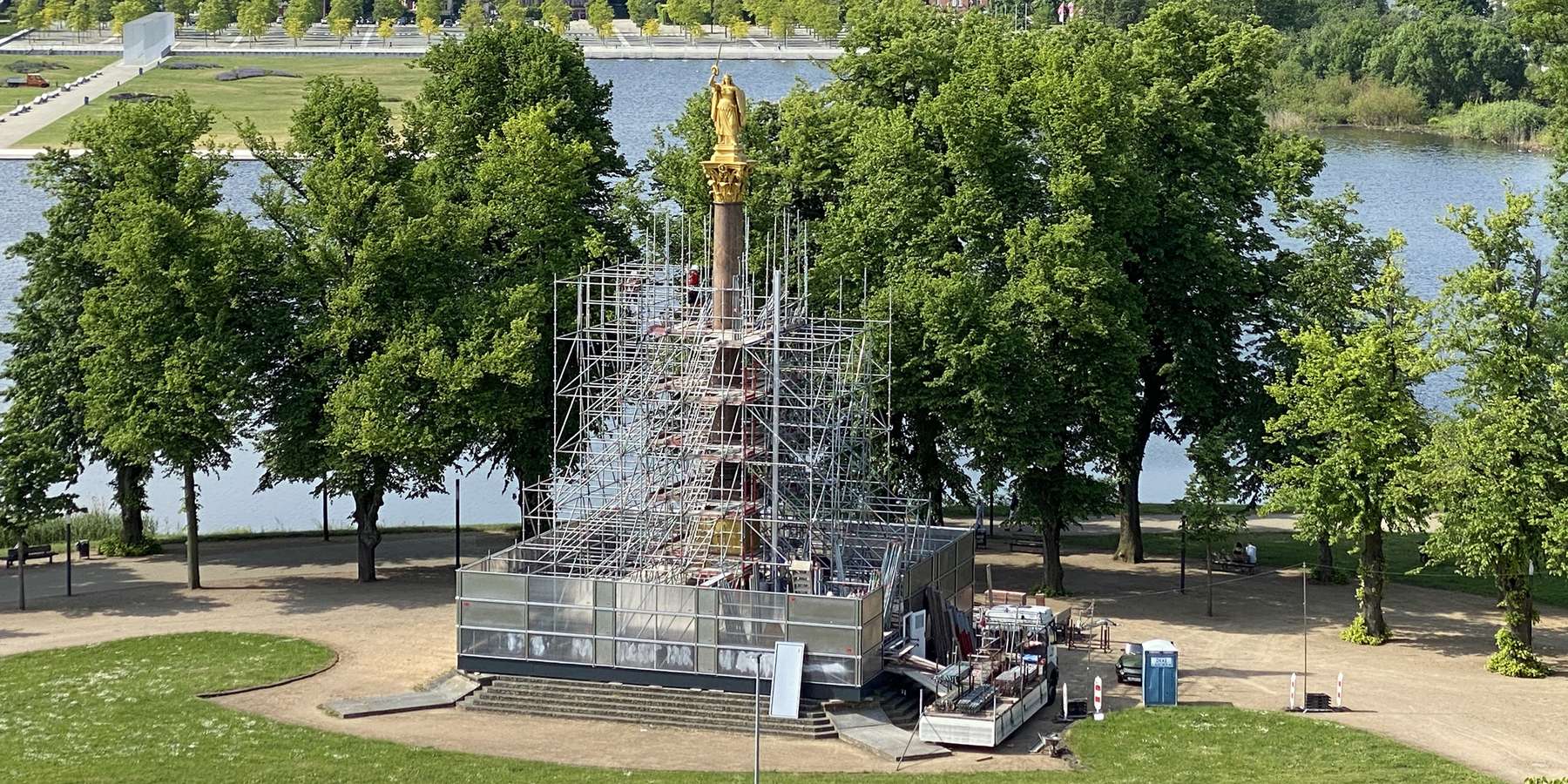 Siegessäule noch verhüllt © 2021 SBL Schwerin