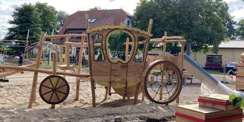 Der Spielplatz am Schloss Mirow ist schon fast fertig. © 2021 SBL Schwerin
