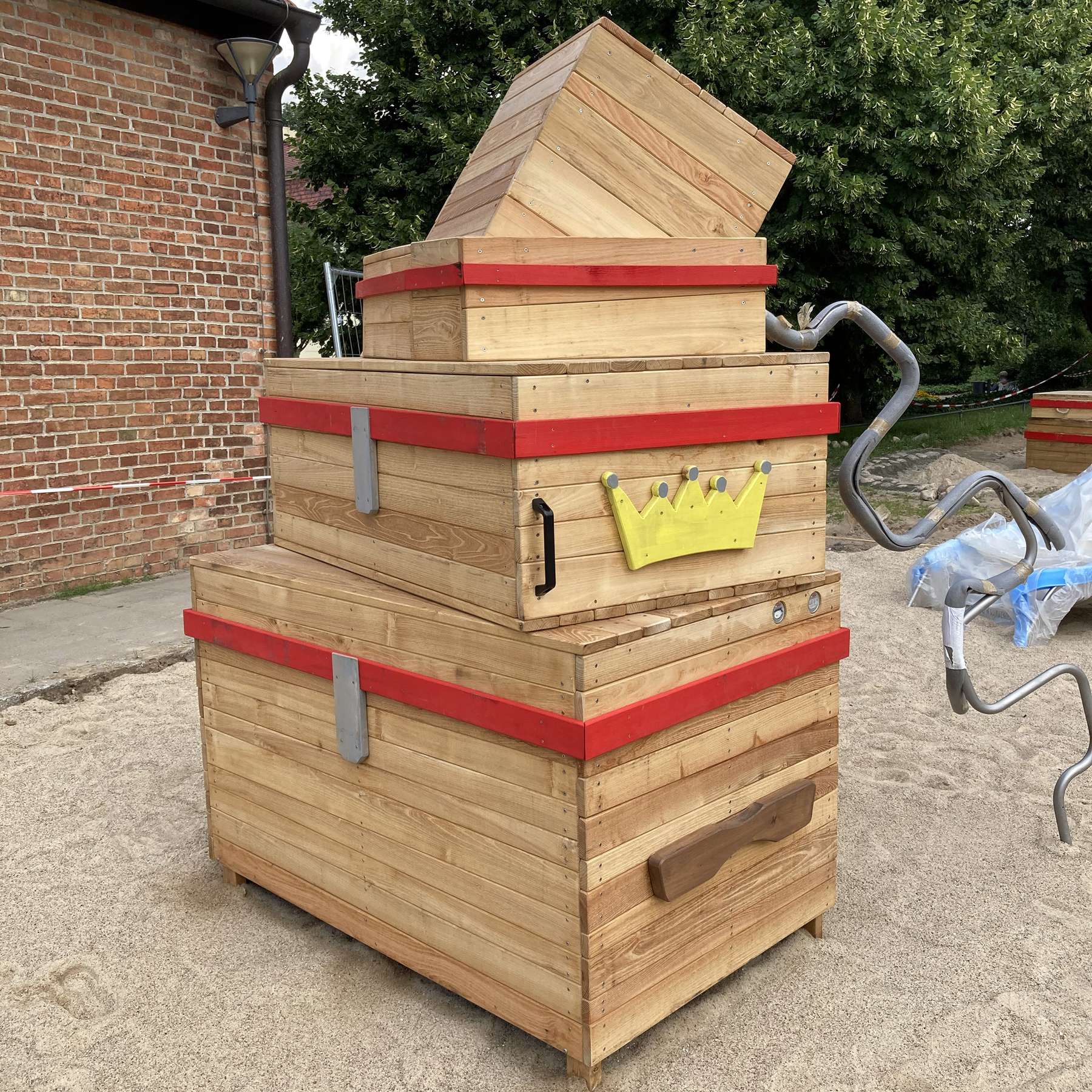 Gepäckstücke laden zum Klettern ein. © 2021 SBL Schwerin