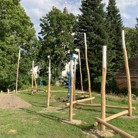 Eine Balancier- und Schaukelanlage demonstriert das  Schaukelmeer . © 2021 SBL Schwerin