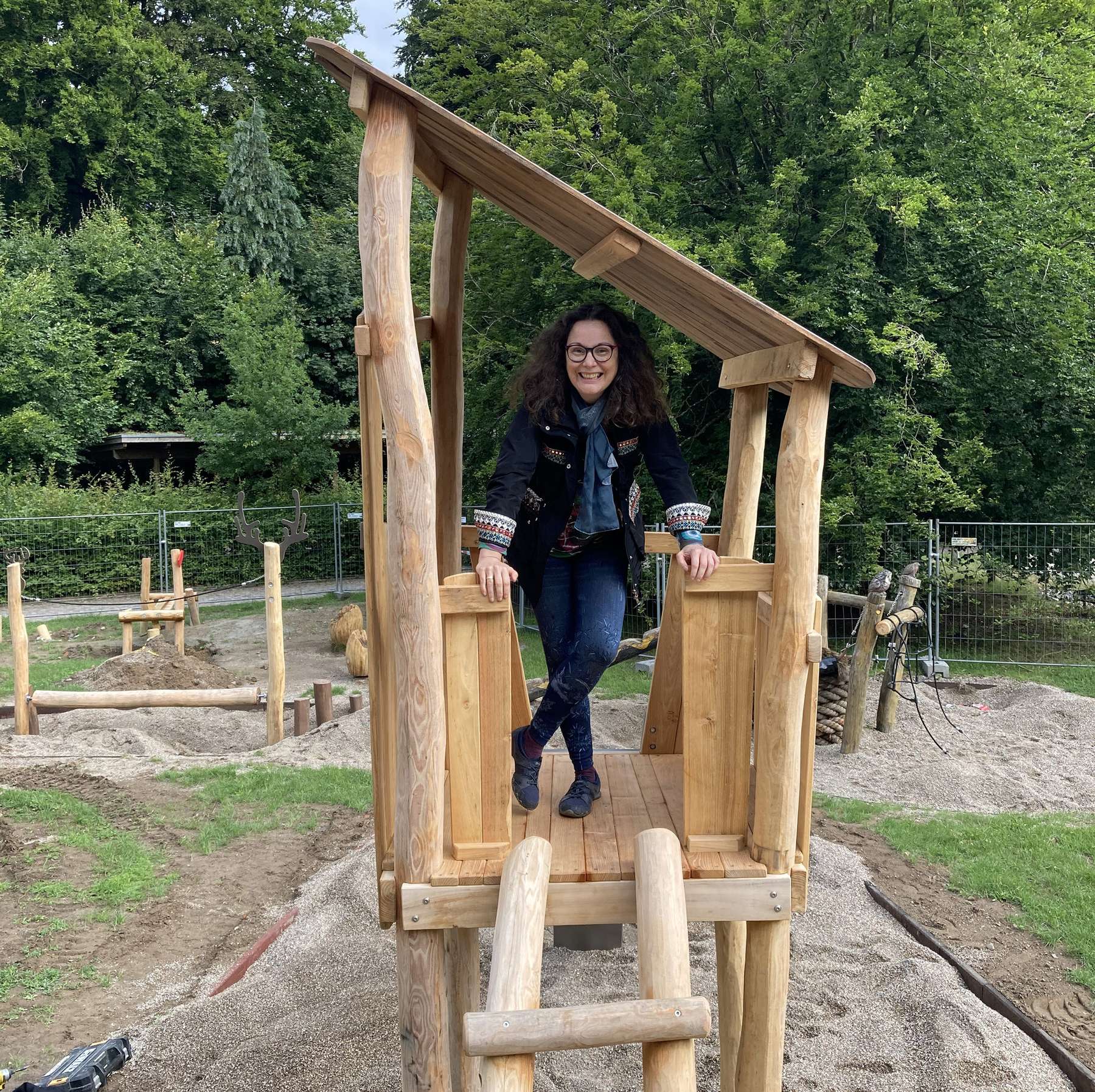 Frau auf dem Spielplatz © 2021 SBL Schwerin