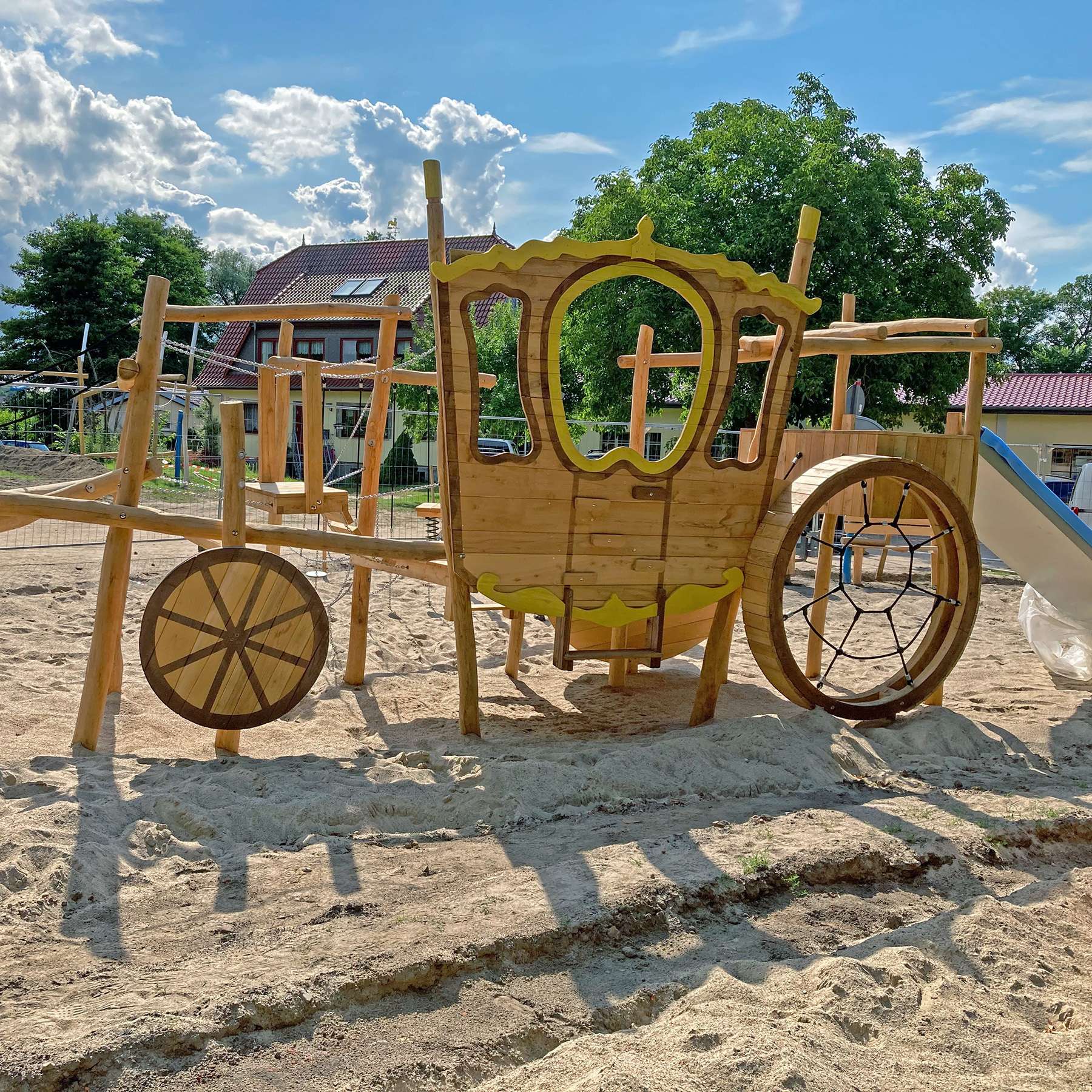 Leichtes Spiel: Mit der Kutsche durch die Zeit reisen. © 2021 SBL Schwerin