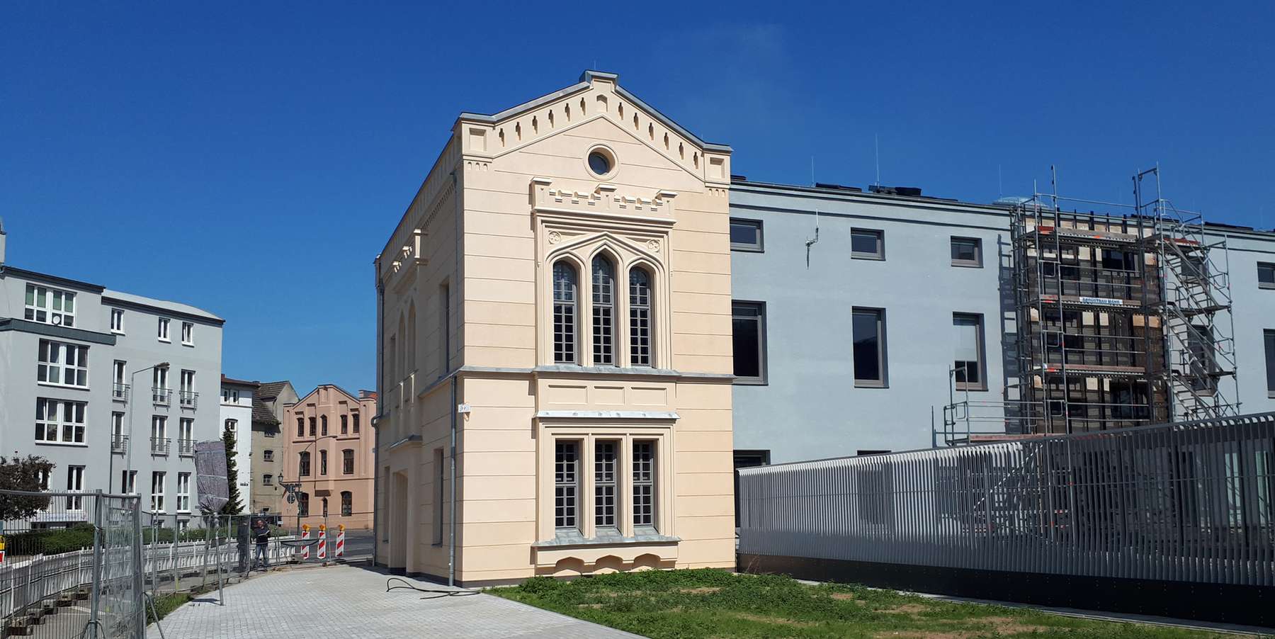 Rückseite noch mit Baugerüst © 2021 SBL Schwerin