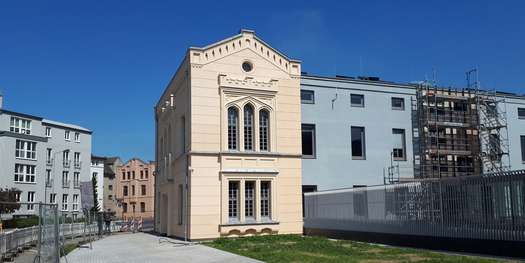 Rückseite noch mit Baugerüst © 2021 SBL Schwerin