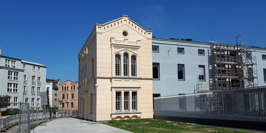 Rückseite noch mit Baugerüst © 2021 SBL Schwerin