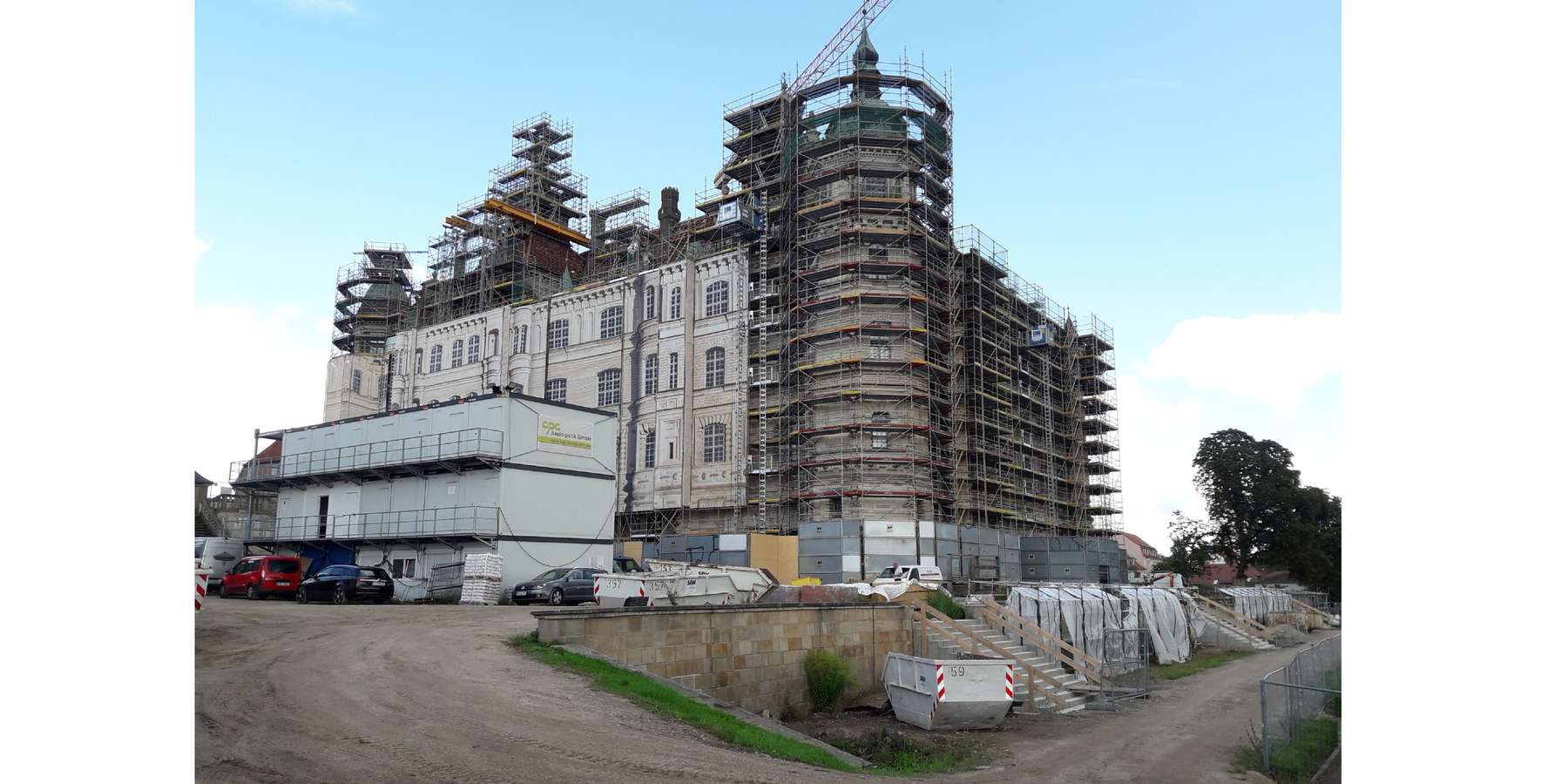 Das Schloss ist noch verhüllt. © 2021 SBL Schwerin