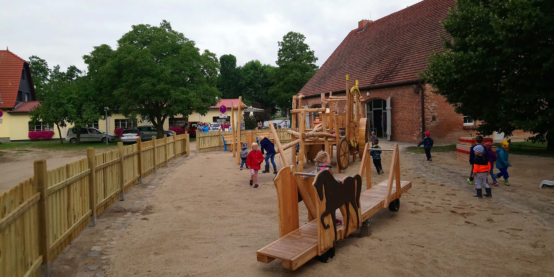 Alle neuen Spielgeräte werden sofort von den Kindern in Beschlag genommen. © SBL Schwerin