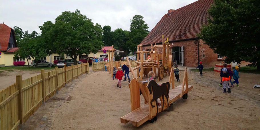 Alle neuen Spielgeräte werden sofort von den Kindern in Beschlag genommen. © SBL Schwerin
