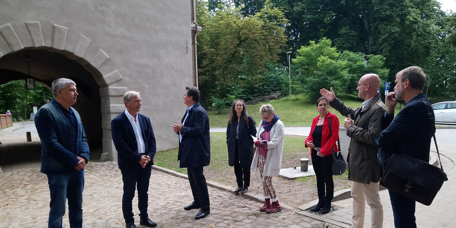 Runde vor dem Torhaus © SBL Schwerin