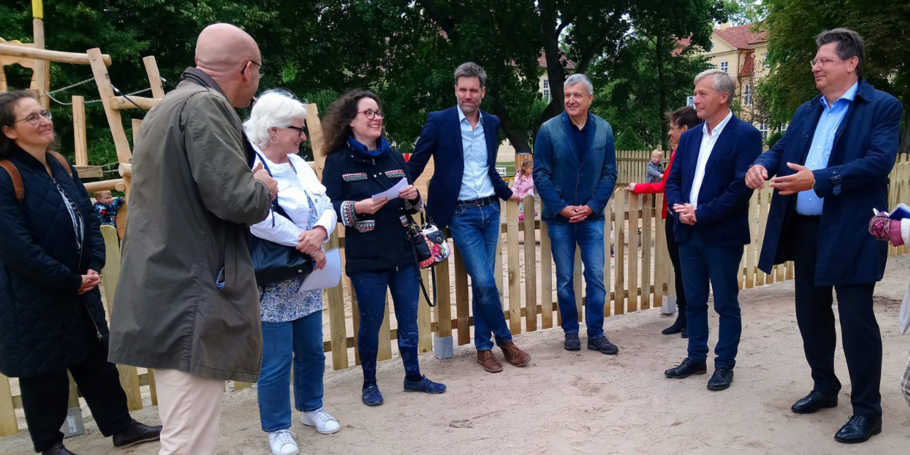 v.l.n.r. Frau Nachtigall FM, Herr Klaus Bauamtsleiter SBL Schwerin, Frau Henning SBL, Frau Rühling FM, Herr Moll Fa. Eibe, Herr Butzki, Frau Dr. Bocher SSGK, Bürgermeister Herr Tesch und Finanzminister Meyer im Gespräch © 2021 SBL Schwerin