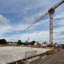 Blick auf das Baufeld am 9. August 2021: Der Kran dreht sich bereits, die Bodenplatte ist gegossen. © 2021 SBL Rostock