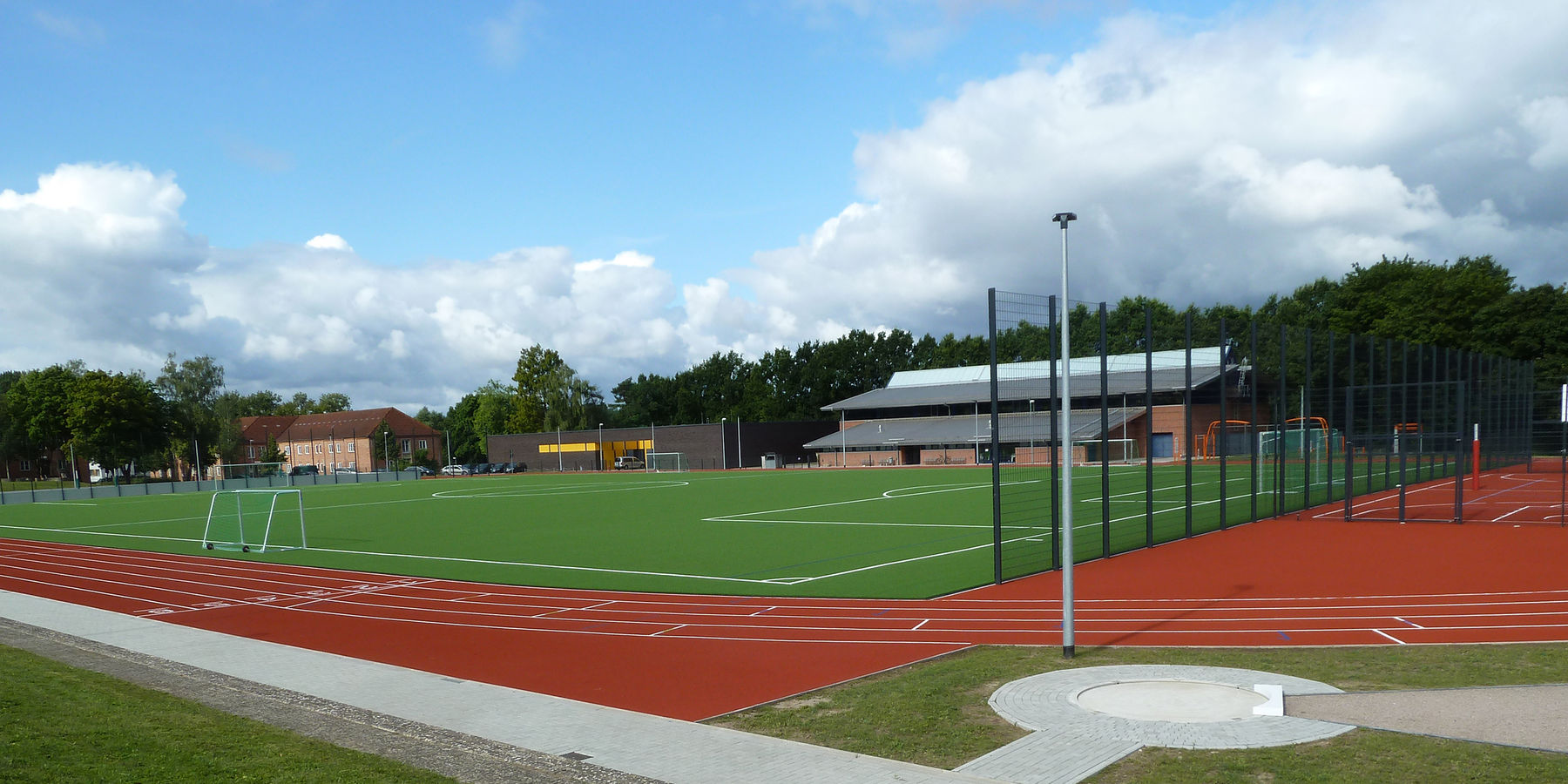 Blick auf den Sportplatz und auf die Kugelstoßanlage © 2021 SBL Neubrandenburg