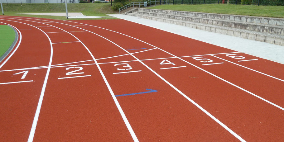 die 6-läufige 100 m-Laufbahn © 2021 SBL Neubrandenburg