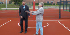 Der Leiter des SBL Neubrandenburg, Winfried Tasler, übergibt den Sportplatz an den kommissarischen Direktor Dr. Stefan Metzger. © 2021 SBL Neubrandenburg