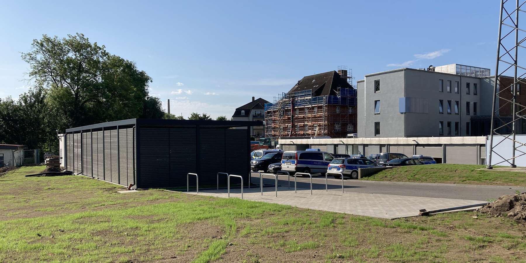 Der Rasen am Parkplatz ist fertig ausgesät. © 2021 SBL Schwerin