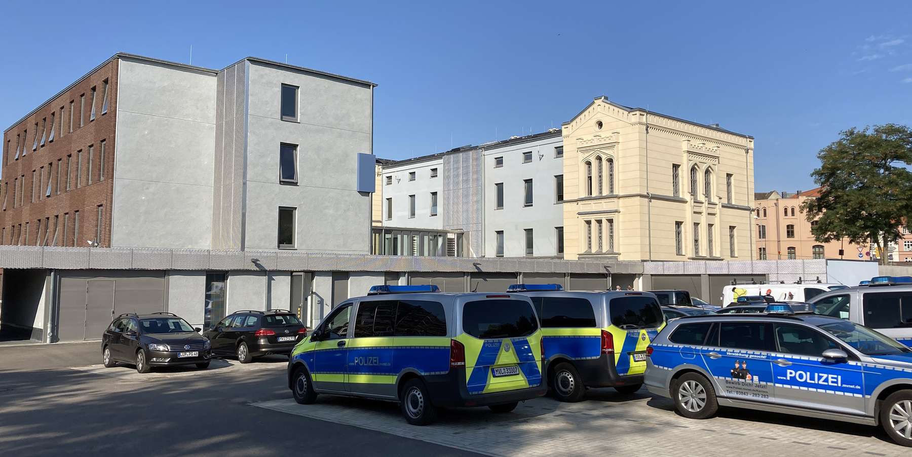 Neubau, Altbau und seitlicher Parkplatz © 2021 SBL Schwerin