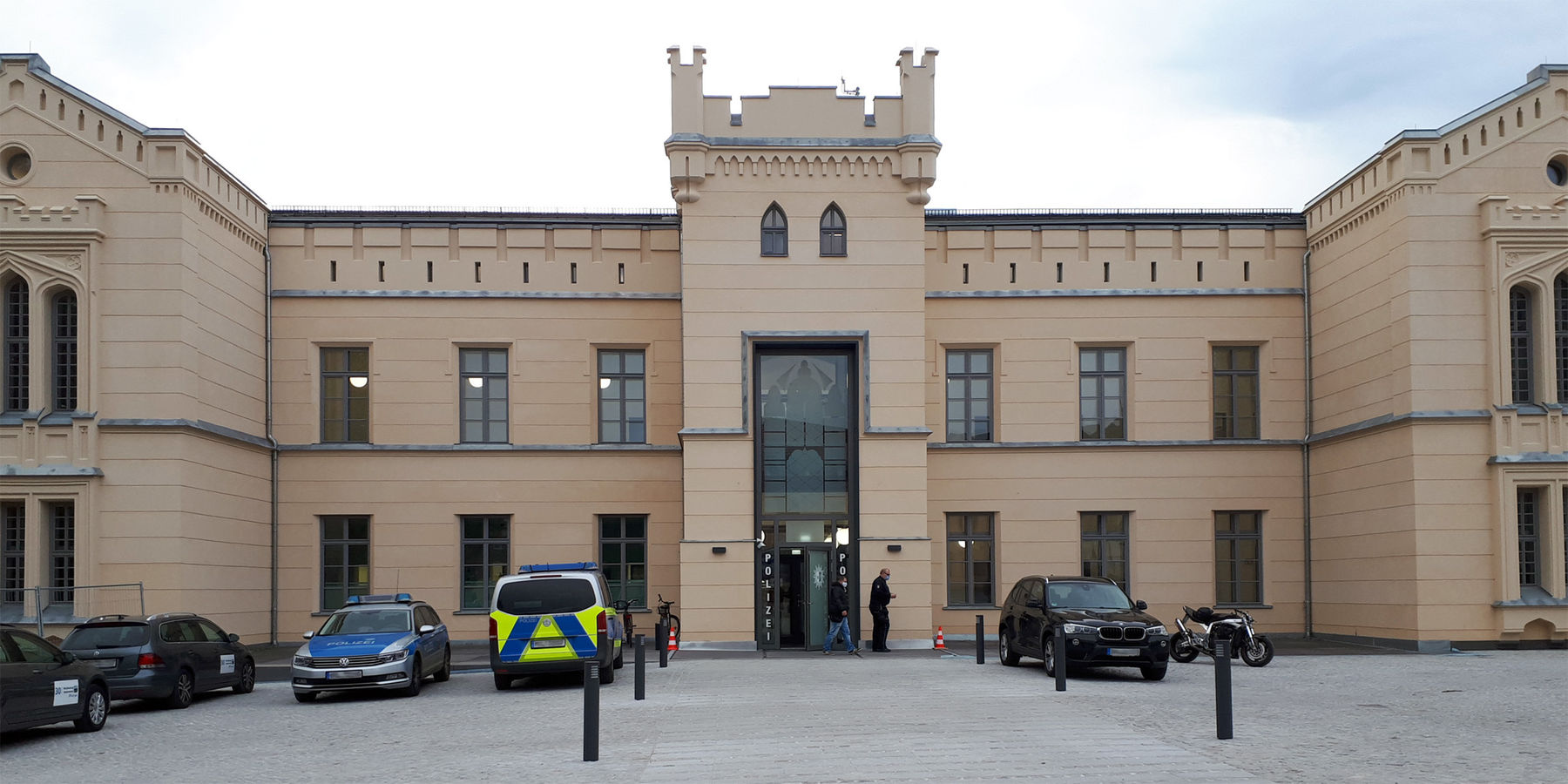 Ansicht des sanierten Altbaus mit Haupteingang © 2021 SBL Schwerin