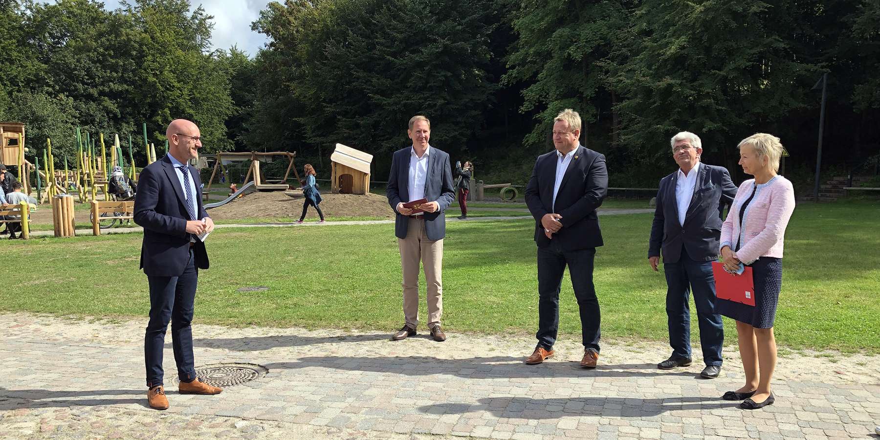 v.l.n.r. Bauamtsleiter Robert Klaus, Staatssekretär Heiko Miraß, Bürgermeister von Binz Karsten Schneider, Burkhard Lenz CDU Mitglied des Landtages M-V und Kathrin Meyer i.V. des Landrates des Landkreis Vorpommern Rügen © 2021 SBL Schwerin