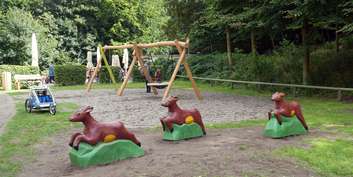 Die Rehe aus dem Altbestand des Spielplatzes wurden überarbeitet. © 2021 SBL Schwerin