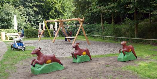 Die Rehe aus dem Altbestand des Spielplatzes wurden überarbeitet. © 2021 SBL Schwerin