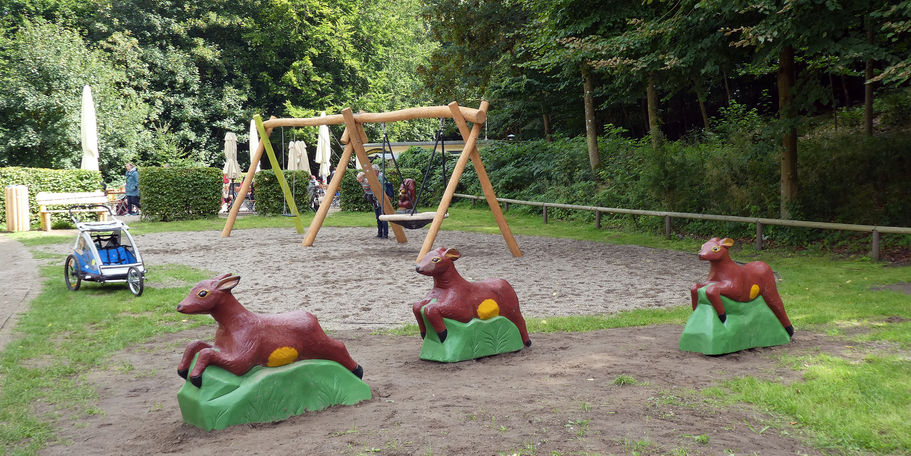 Die Rehe aus dem Altbestand des Spielplatzes wurden überarbeitet. © 2021 SBL Schwerin